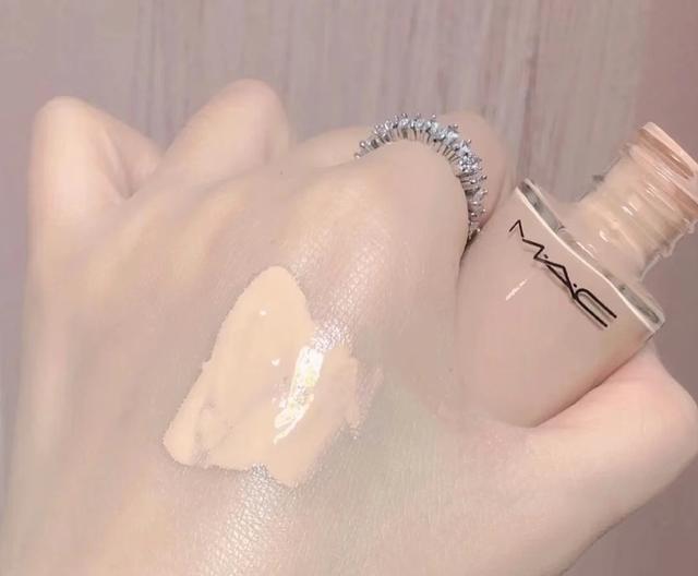 粉底液排行榜前十名的牌子，什么大牌粉底液好用（值得回购的四款大牌粉底液）