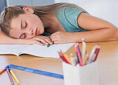 黑白颠倒睡觉的危害，老人黑白颠倒睡觉的危害（命比纸薄”是什么意思）