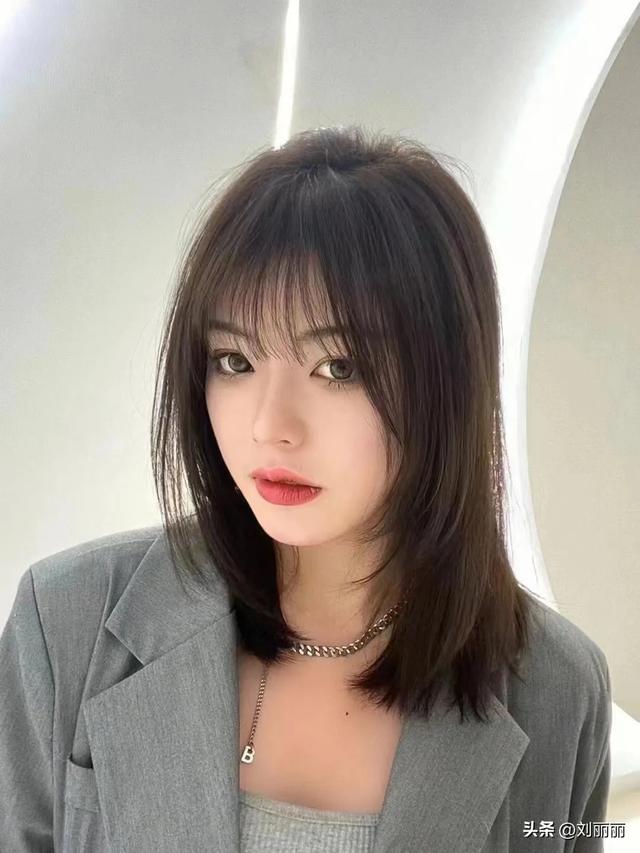 1,亚麻色头发适合什么女生:八月最美发型有哪些?