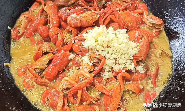 小龙虾的做法大全 蒜蓉小龙虾六步做法，小龙虾的做法大全（就是汤汁拌饭也特别香）