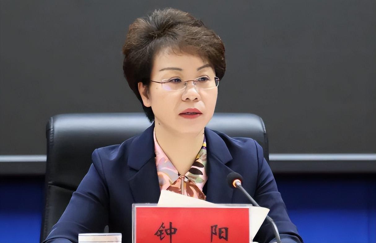 钟阳在毕业之后,成功地获得了贵州省贵阳市组织部的工作机会.