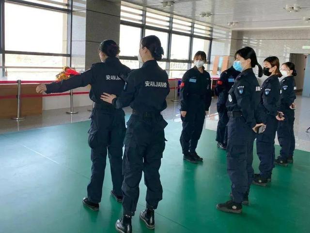 哪里招高铁乘务员，网上的高铁乘务员招聘信息是真的吗（2023年高铁乘务员地勤岗位就业报名截止名单）