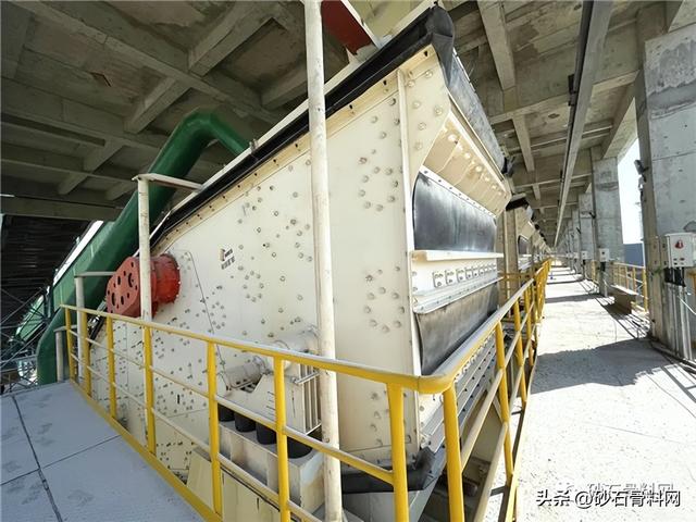 香蕉筛的特点和领域都有哪些，香蕉筛和直线筛的区别（每小时最高通过量38400吨的华新亿吨线是如何选择筛分设备的）
