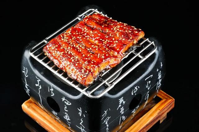 鳗鱼怎么杀，鳗鱼怎么烧好吃又营养（成就一口鳗鱼的完美）