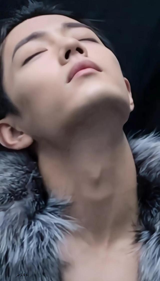 女人正常脖子喉结图片，女人有喉结是什么原因（上下滚动的喉结会说话）