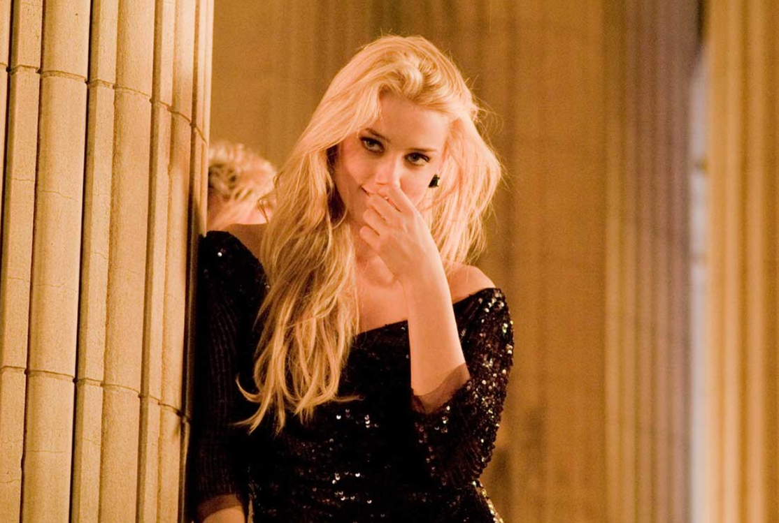 《线人》改编自同名小说,是2008年上映的美国惊悚犯罪电影,艾梅柏