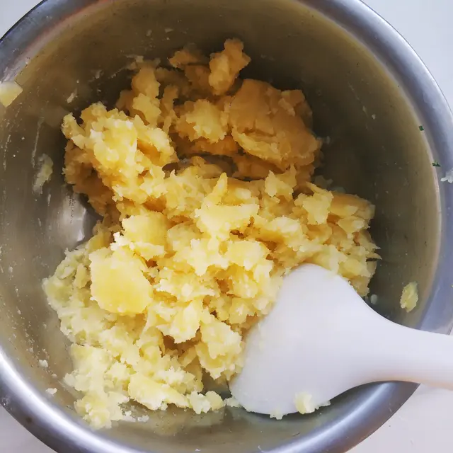 土豆泥饼怎么做，土豆泥饼的家常做法图（新手做土豆泥饼）
