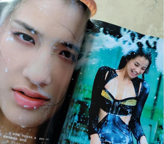 "卑微阔太"黄圣依：两亿零花钱却下跪赵本山，婚后亲自为婆婆洗澡