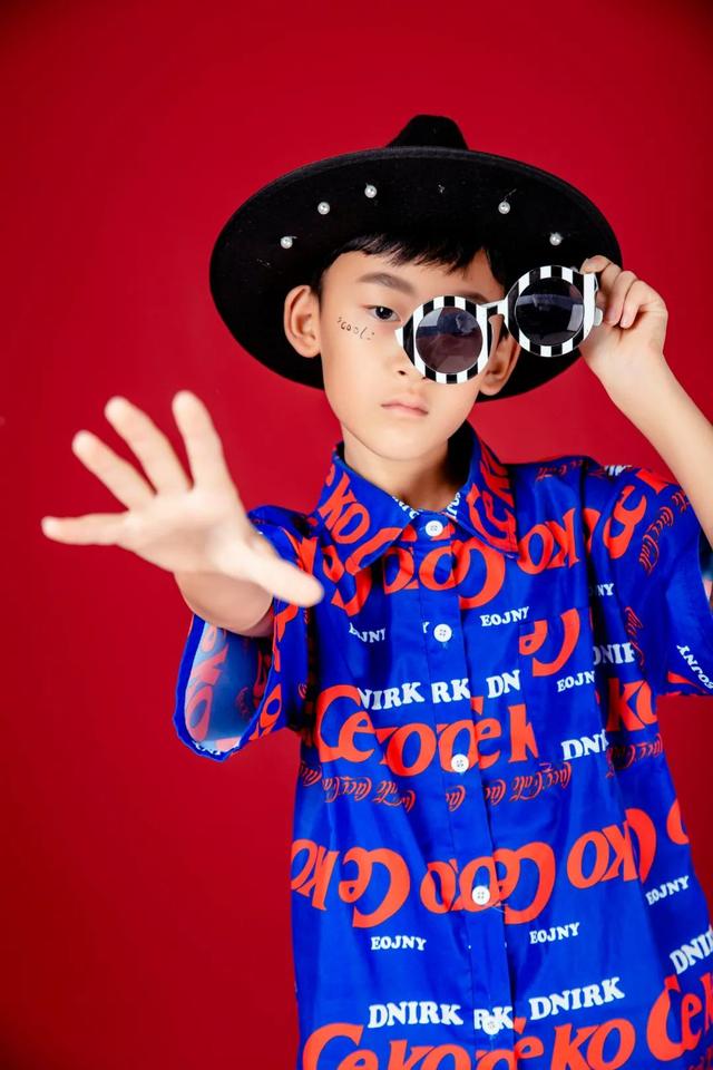 关于父亲的歌，关于父亲的歌曲有哪些好听的（昆明市11岁男生吴晨睿演唱《父亲》MV）