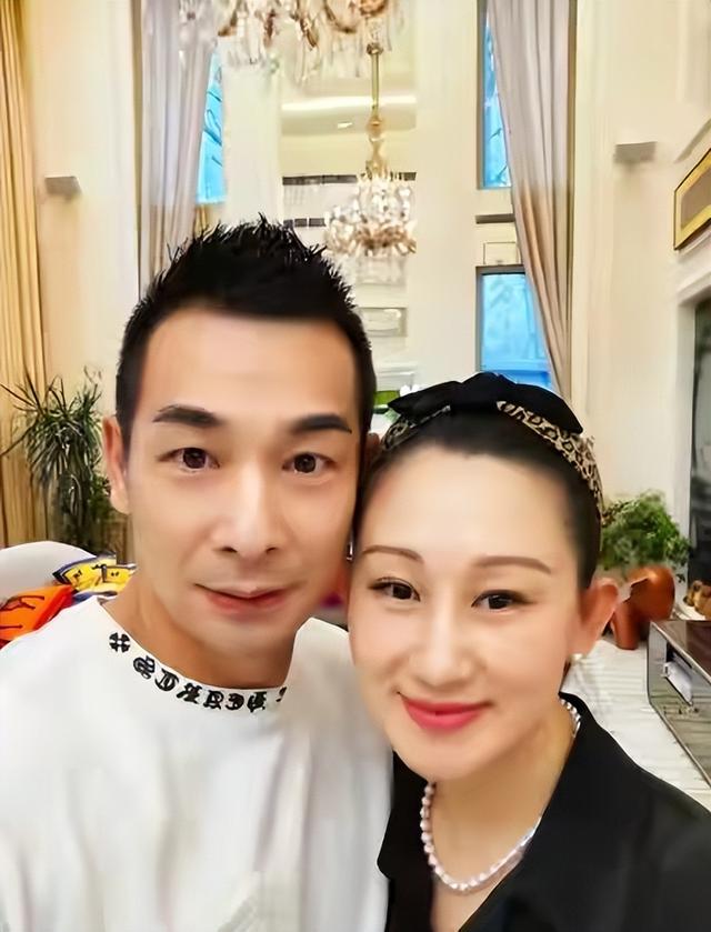 赵文卓个人资料(50岁赵文卓近况曝光携妻子逛街有说有笑好恩爱)