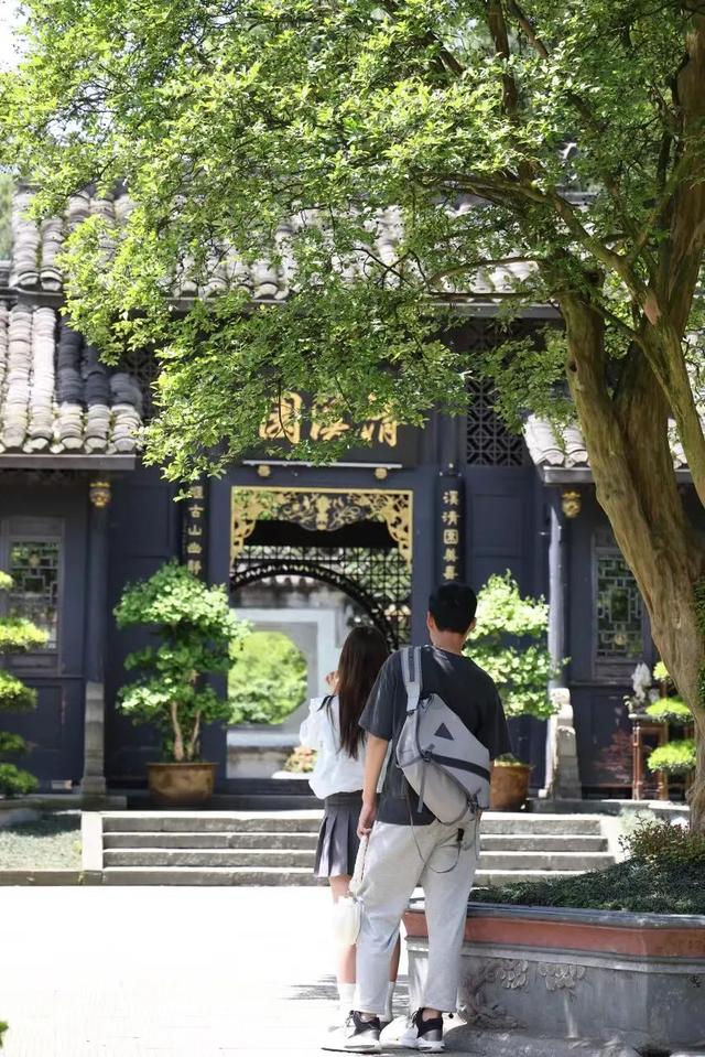 成都市青城山都江堰旅游景区，这个五一青城山-都江堰景区超火爆