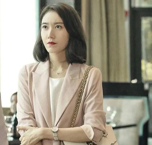 高露，为了爱情放弃事业，嫁给圈外人丈夫，如今儿女双全太过幸福