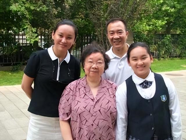 侯耀文妻子，侯耀文妻子照片（为何要不顾世俗眼光）