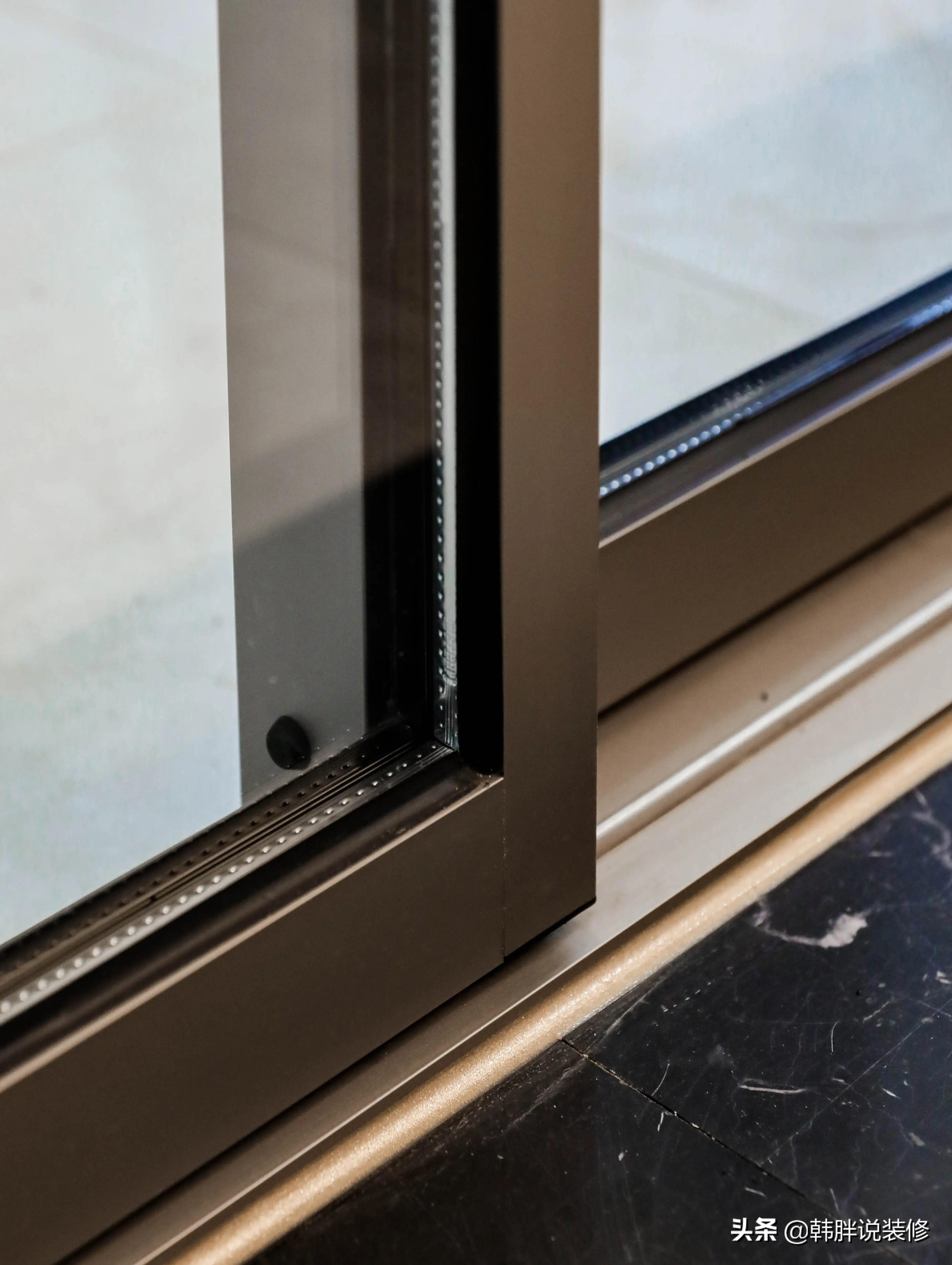 它的轨道也在地面,但是它舍弃了高出地面高几公分的凹凸槽设计.