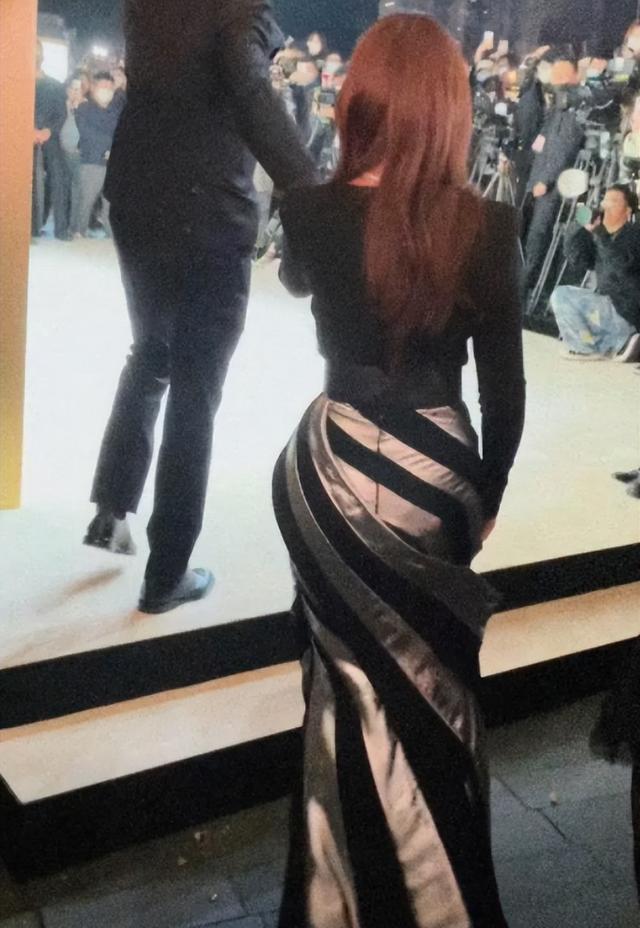 如今的刘亦菲依旧风采迷人，不管正面看还是背后看