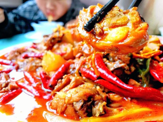 新疆美食有哪些，新疆的美食有哪些（新疆的10样“西域美食”）