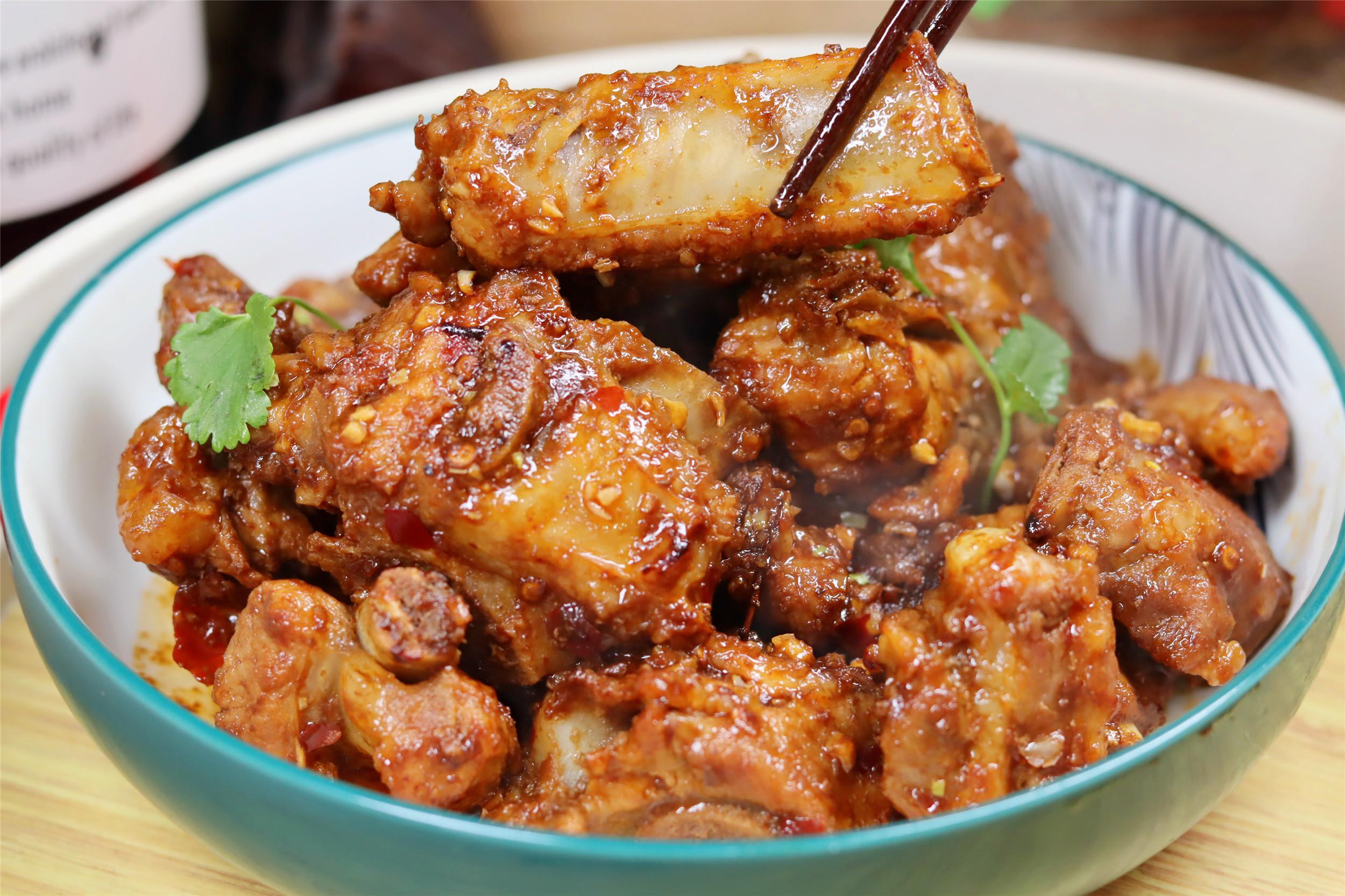 家常菜都少不了,但也没买的太多,主要还是买排骨,半扇排骨也就百十块