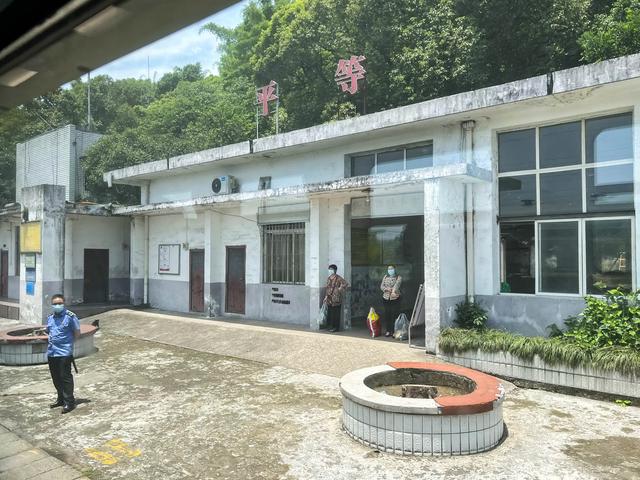 5612次列车，5612次列车时刻表（一路风景优美票价便宜车厢里却空荡荡）