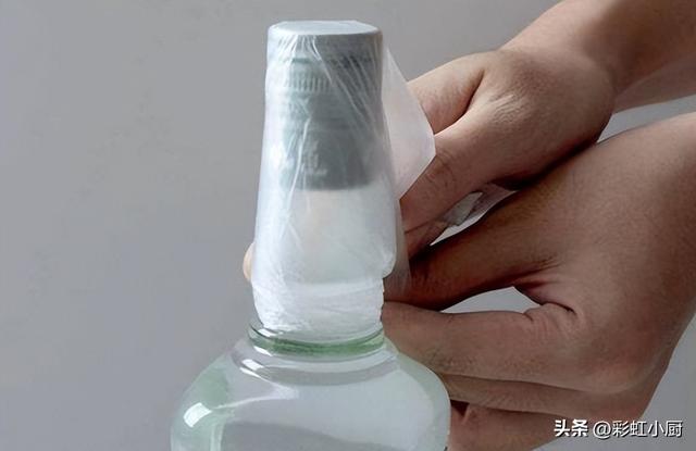 红酒开瓶后可以存放多长时间，一瓶红酒开封后可以存放多久（放10年还能喝吗）