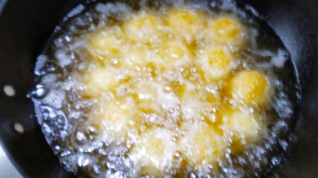 炸元宵的正确做法，炸元宵的正确做法视频（炸出的汤圆零失败还不嘣油）
