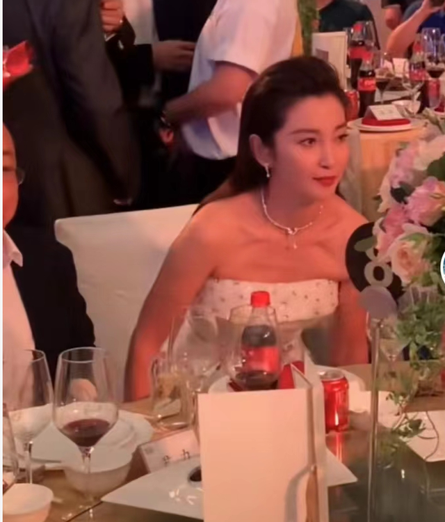 圈内聚餐太现实！李冰冰与博纳老总同席，四线小花弯腰向大佬示好