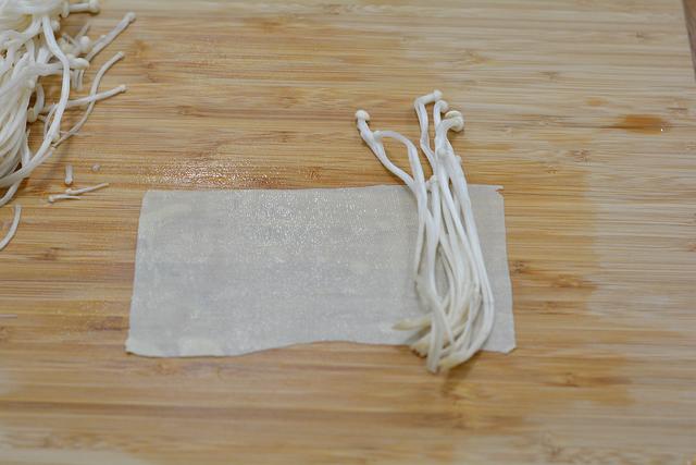 蒸金针菇，蒸金针菇要焯水吗（这道清蒸金针菇清香脆嫩）