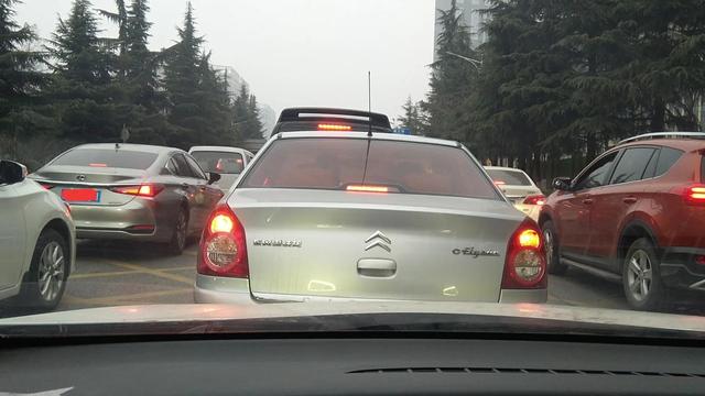 开车换挡的技巧，开车换挡技巧转速表（平常人开手动挡怎么换挡最好）