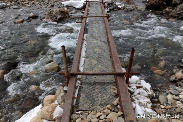 泡温泉没带泳衣怎么办，泡温泉要穿泳衣吗（西藏公路边发现一处野温泉）
