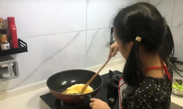 青瓜炒蛋的做法，青瓜炒蛋做法（入得厨房——孙娃琦琦周末下厨“青瓜炒鸡蛋”图文欣赏）