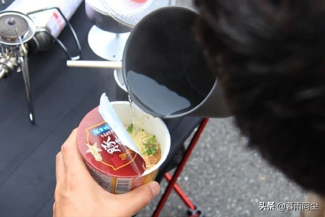 爬山带什么吃的比较好，爬山适合带什么吃的（如何让你的方便面营养均衡、更好吃）