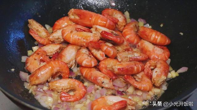 罗氏虾是海虾吗，罗氏虾是海虾吗图片（我觉得罗氏虾更好吃）