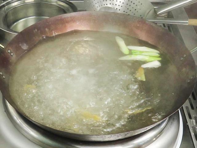 正宗猪肚鸡配方，猪肚煲鸡的做法（推荐5道简单粤菜）