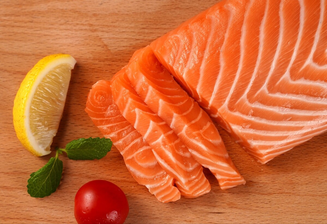 猫能天天吃水煮鸡胸肉吗，猫可以天天吃水煮鸡胸肉吗（猫咪还可以吃这6种食物）