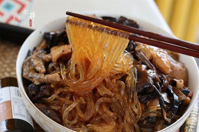 小鸡炖蘑菇用的什么蘑菇，小鸡炖蘑菇的蘑菇是哪一种（做东北菜小鸡炖蘑菇，用什么菇）