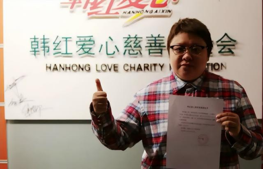 韩红是男还是女，韩红是女的还是男的（51岁韩红与男司机去超市购物）