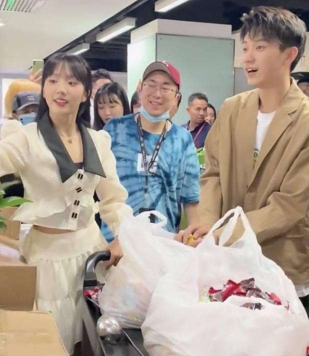 北美大灰狼是什么梗，北美灰狼为什么这么大（嘟嘴索吻、牵手搂抱、时刻黏在一起）