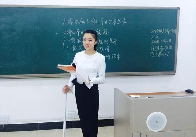 90后网红女老师上课，“高中女教师”上课照片走红网络