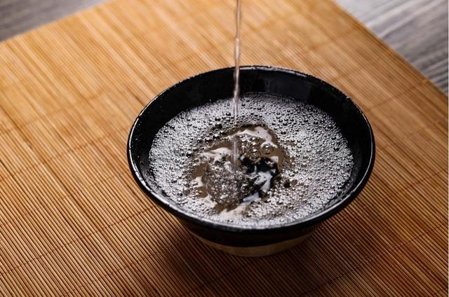 黑蚂蚁泡酒配方，黑蚂蚁泡酒配方文库（广西人的酒桌文化悄然走红）