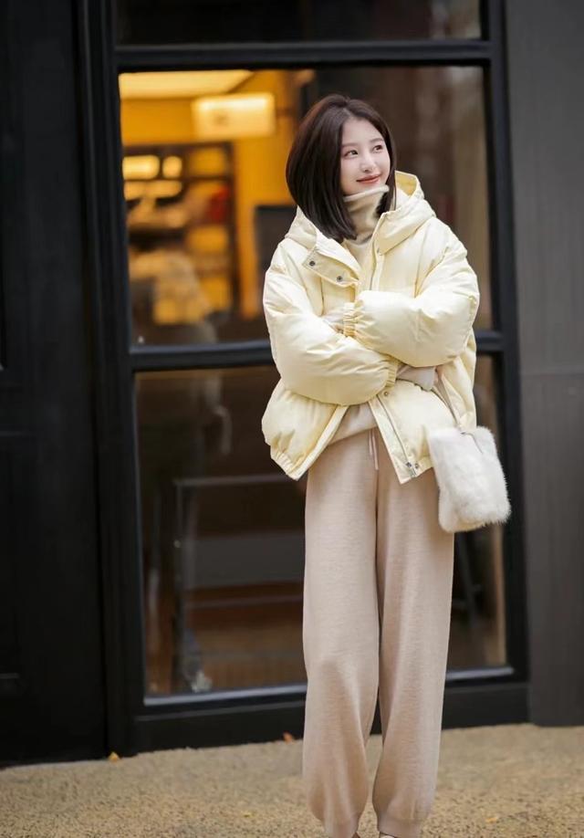 穿什么颜色的衣服最显白，穿衣服显白的几种颜色（今年羽绒服别穿黑色了）