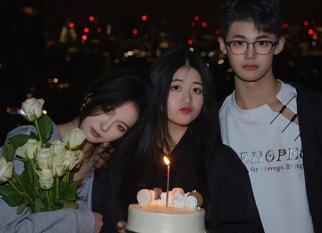 仲小萍比火风大几岁，火风老婆仲小萍个人简介（歌手火风母亲感染新冠去世）