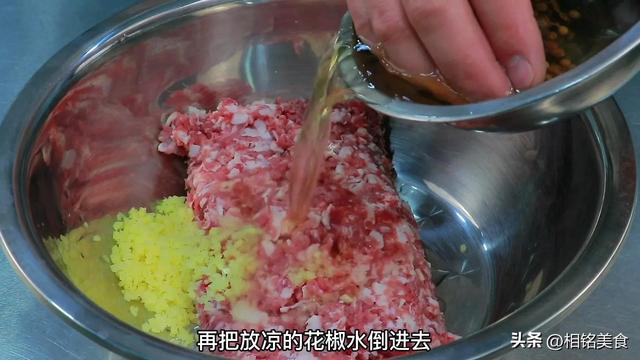 羊肉饺子馅怎么调好吃，纯羊肉水饺如何调馅好吃（记住2放3不放技巧）