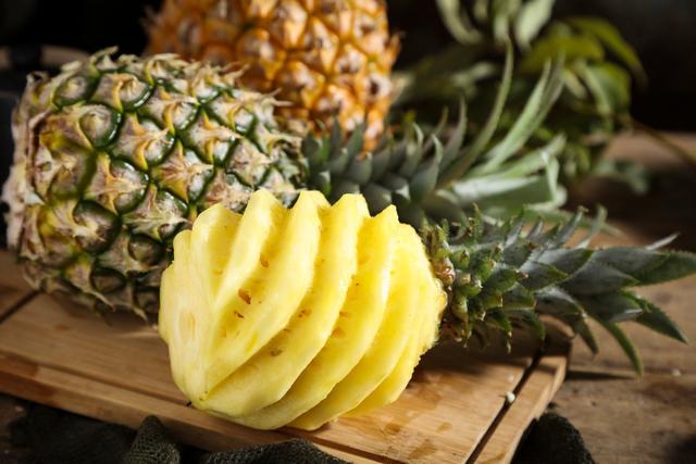 菠萝的功效与作用，菠萝的功效和作用有什么（吃菠萝好处多，去油腻、消水肿）