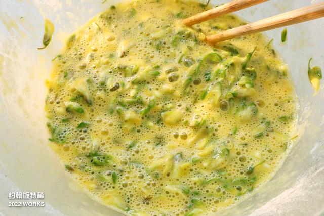 槐花饼怎么做好吃又简单，槐花饼的简易做法（烙饼吃可真香啊）