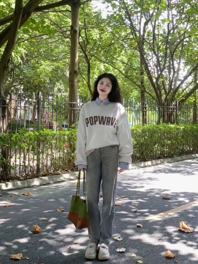 秋冬流行卫衣这么穿超时髦，冬天卫衣推荐（看这些套头基础款时髦又减龄）