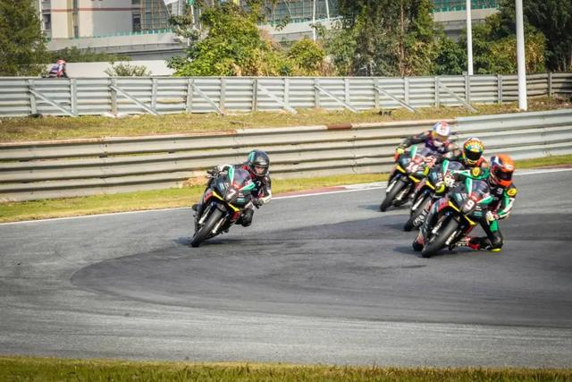 如何成为一名职业赛车手，怎么成为职业赛车手（原来普通人也可以成为专业车手）