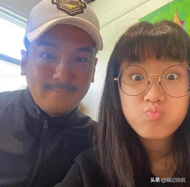 贾静雯女儿咘咘，贾静雯女儿咘咘现在长大的样子（7岁咘咘戴600度眼镜气质大变）