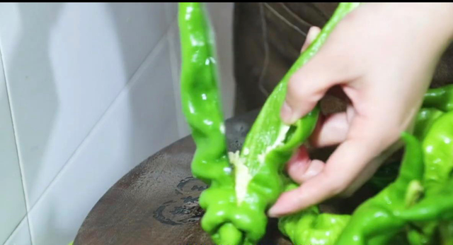 虎皮青椒的制作方法，虎皮青椒酿肉的制作方法（令人食欲大增、欲罢不能的下饭菜）