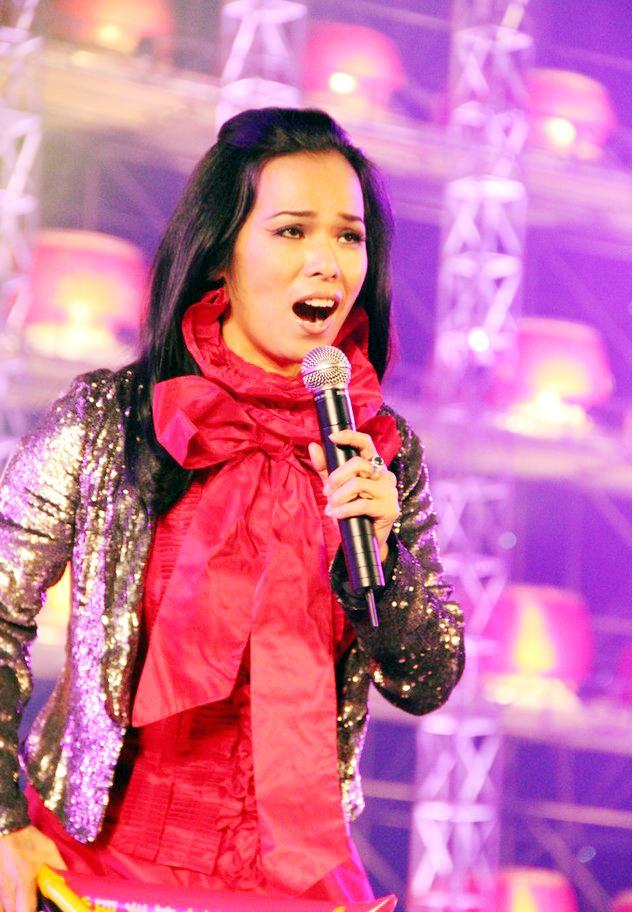 韦唯是家喻户晓的歌手,当年与毛阿敏齐名,演唱的《亚洲雄风》《爱的