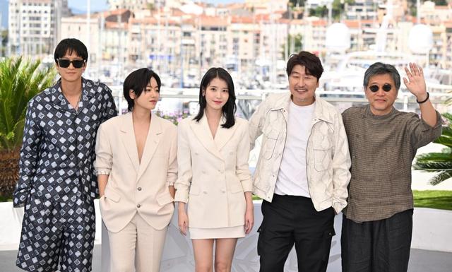 iu李智恩高清图片唯美，iu李智恩个人资料图片（身穿淡蓝西装美得像画报）