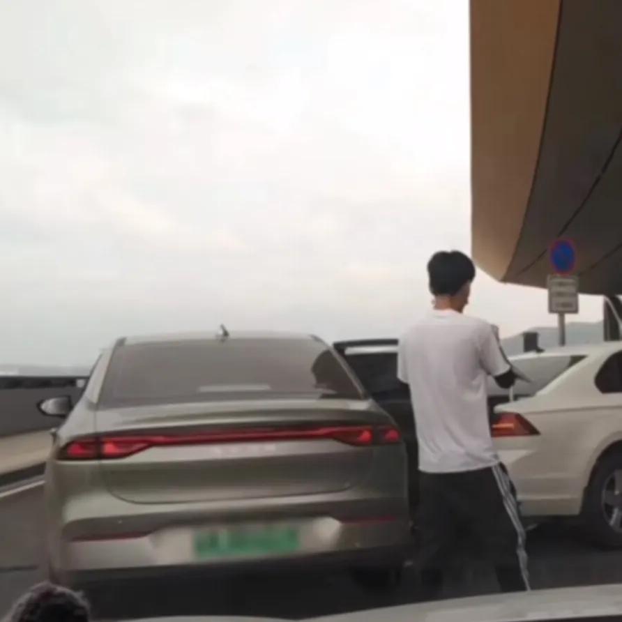 昆明机场一女子取行李被撞身亡（肇事司机开车玩手机）